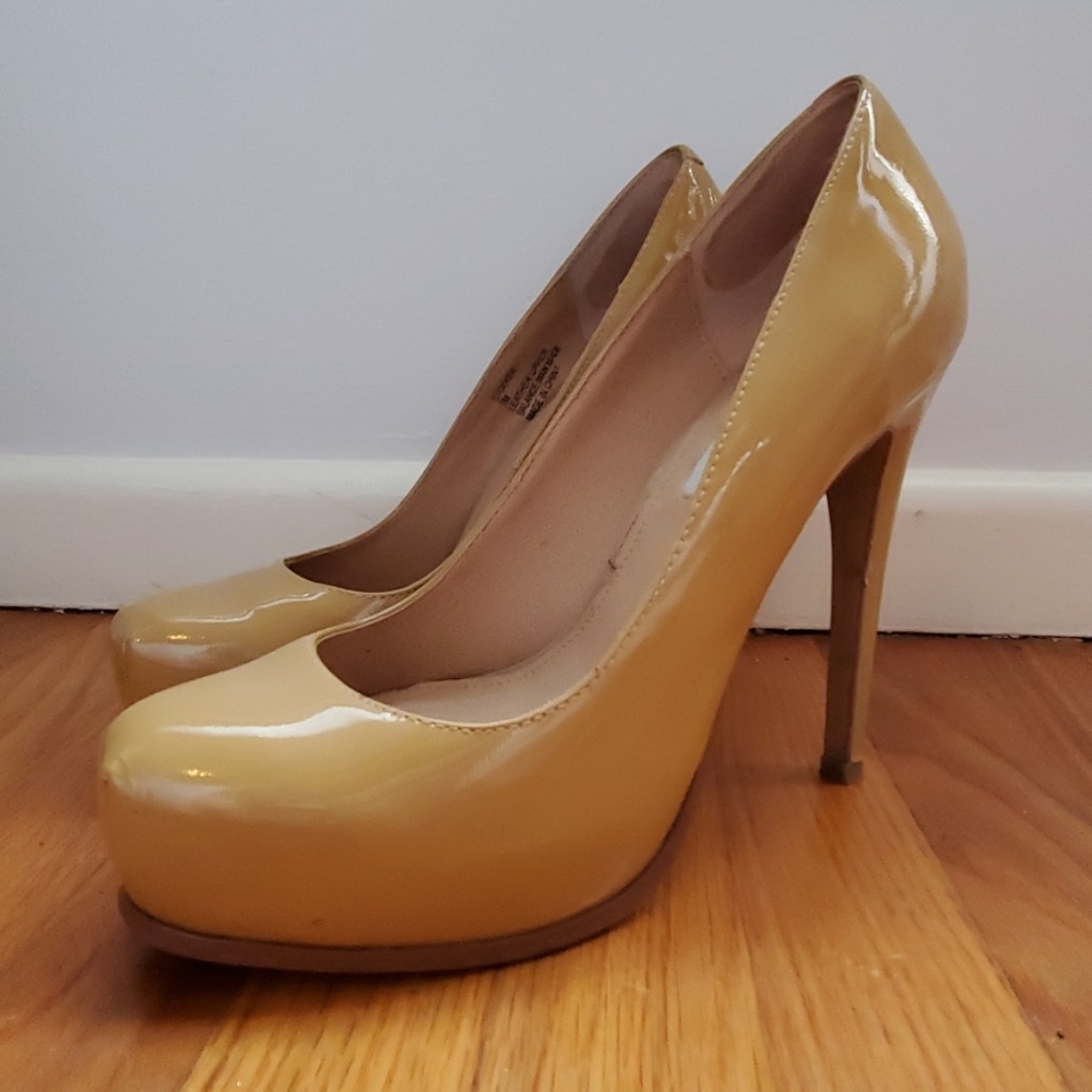 Steve Madden nude patent leather platform heels